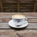Quartier Borvena rue animée devant cafés littéraires et scènes