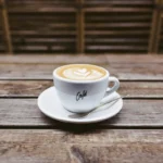 Quartier Borvena rue animée devant cafés littéraires et scènes