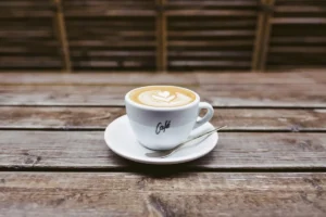 Quartier Borvena rue animée devant cafés littéraires et scènes